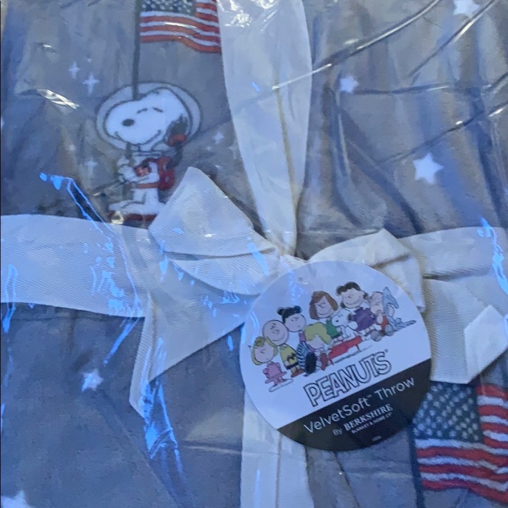 Berkshire Peanuts Snoopy In Space Throw. - Picture 3 of 6